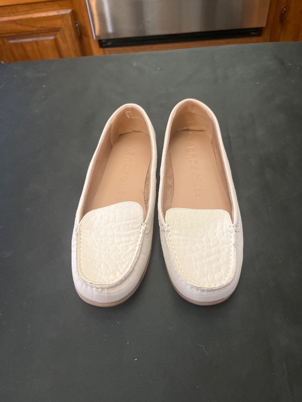 Like New Aerosole Cream/Taupe Croc Embossed Loafers.  Sz. 9M. - Picture 2 of 10